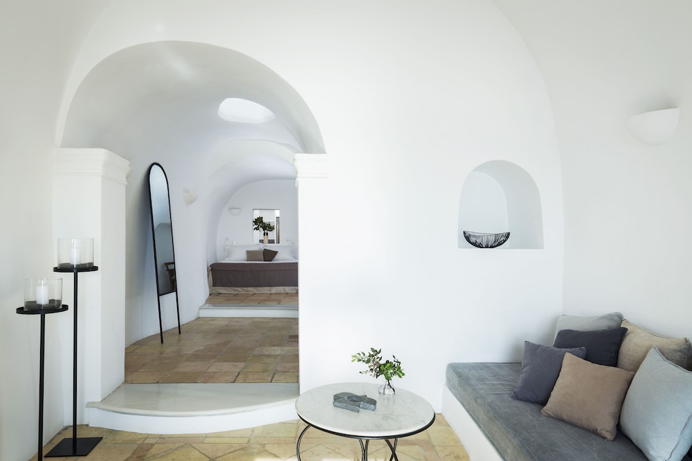 The Vasilicos — Hotel rooms in Imerovigli, South Aegean