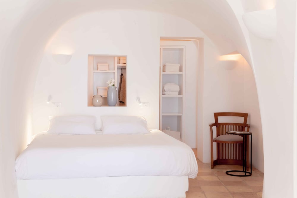 The Vasilicos — Hotel rooms in Imerovigli, South Aegean