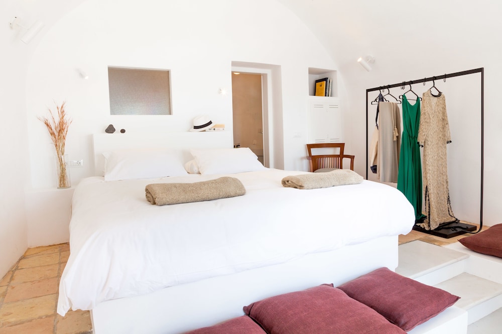 The Vasilicos — Hotel rooms in Imerovigli, South Aegean