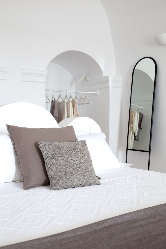 The Vasilicos — Hotel rooms in Imerovigli, South Aegean