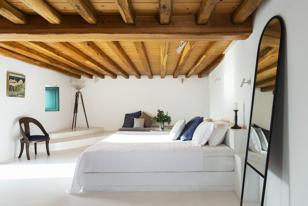 The Vasilicos — Hotel rooms in Imerovigli, South Aegean