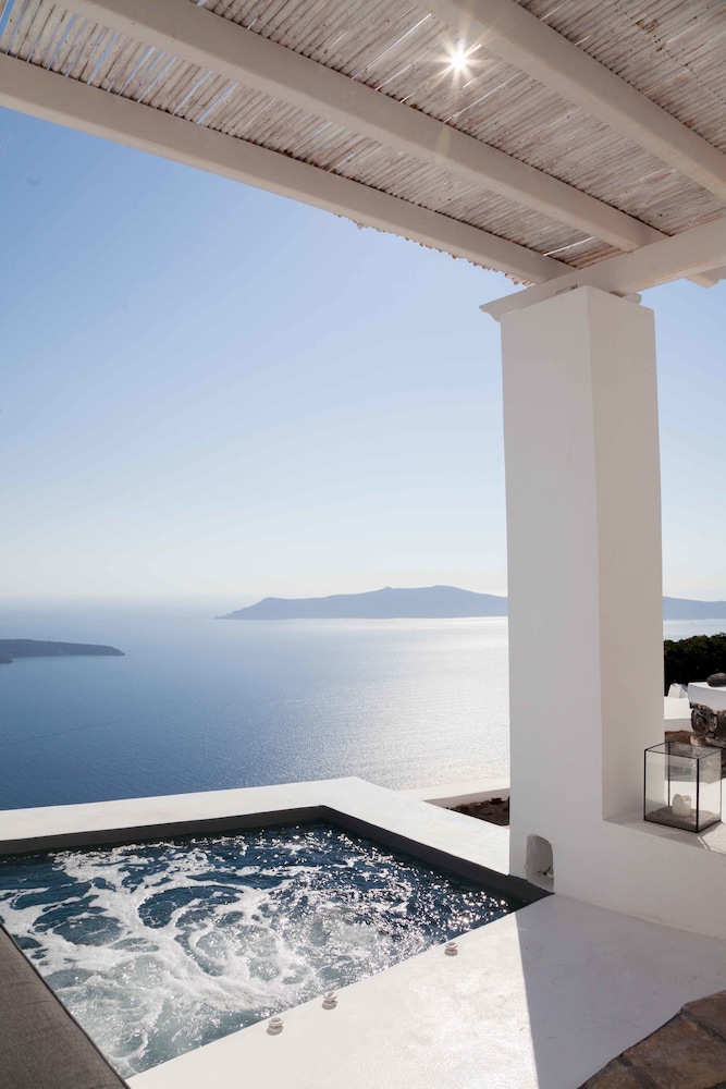 The Vasilicos — Swimming pool in Imerovigli, South Aegean