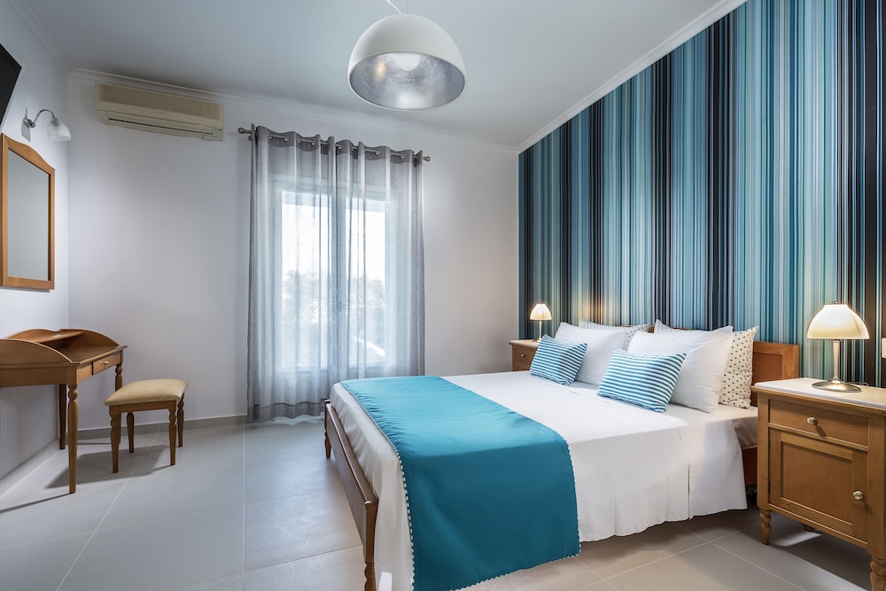 Santellini Hotel — Hotel rooms in Kamari, South Aegean