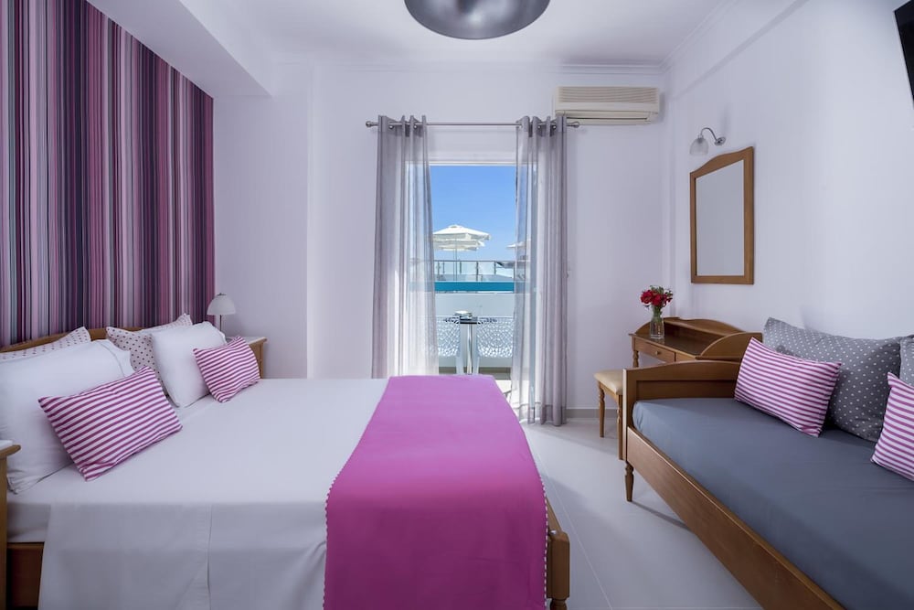 Santellini Hotel — Hotel rooms in Kamari, South Aegean