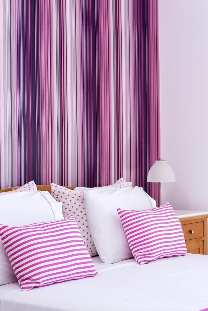Santellini Hotel — Hotel rooms in Kamari, South Aegean