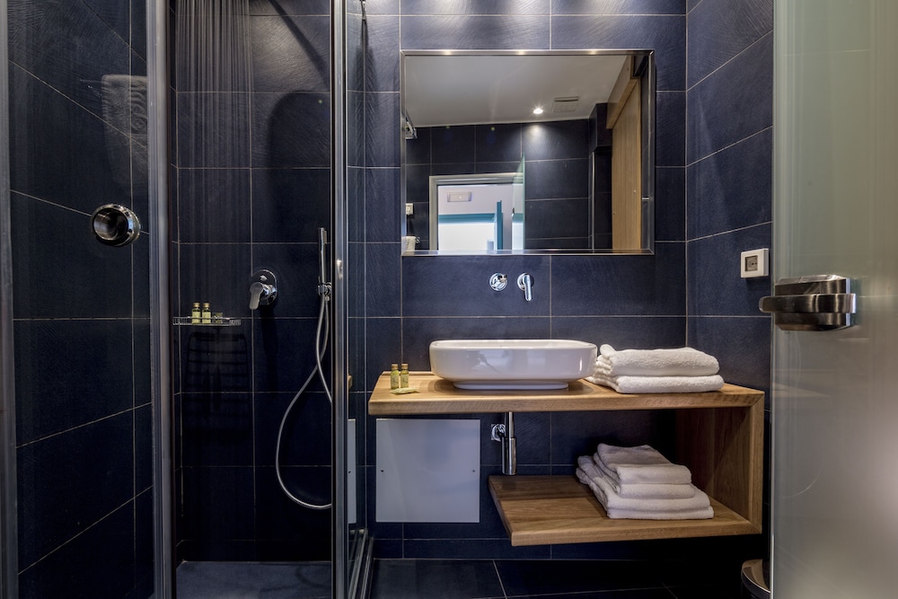 Santellini Hotel — Hotel rooms in Kamari, South Aegean