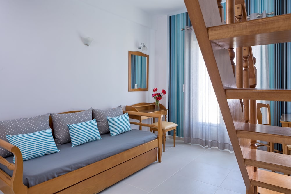 Santellini Hotel — Hotel rooms in Kamari, South Aegean