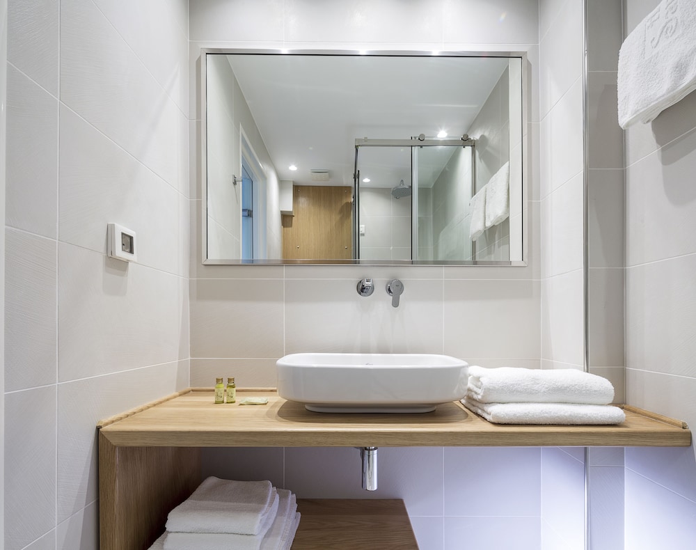 Santellini Hotel — Hotel rooms in Kamari, South Aegean