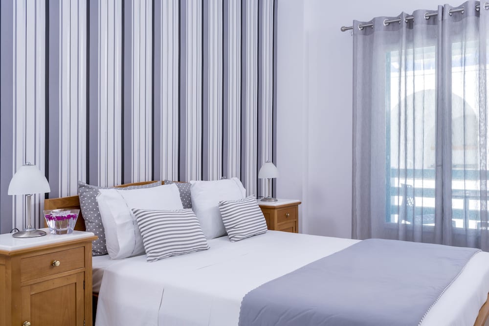 Santellini Hotel — Hotel rooms in Kamari, South Aegean