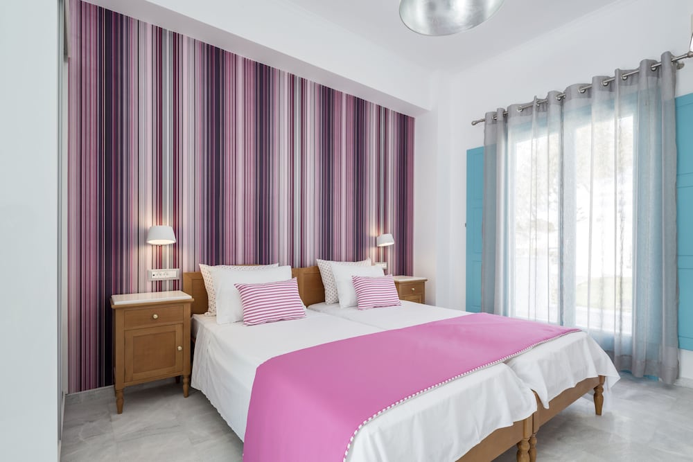 Santellini Hotel — Hotel rooms in Kamari, South Aegean