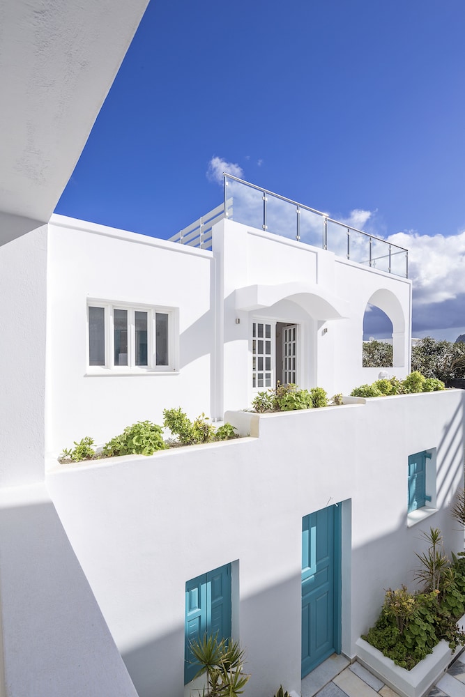 Santellini Hotel — Hotel building in Kamari, South Aegean