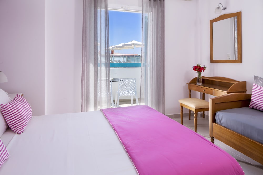 Santellini Hotel — Hotel rooms in Kamari, South Aegean