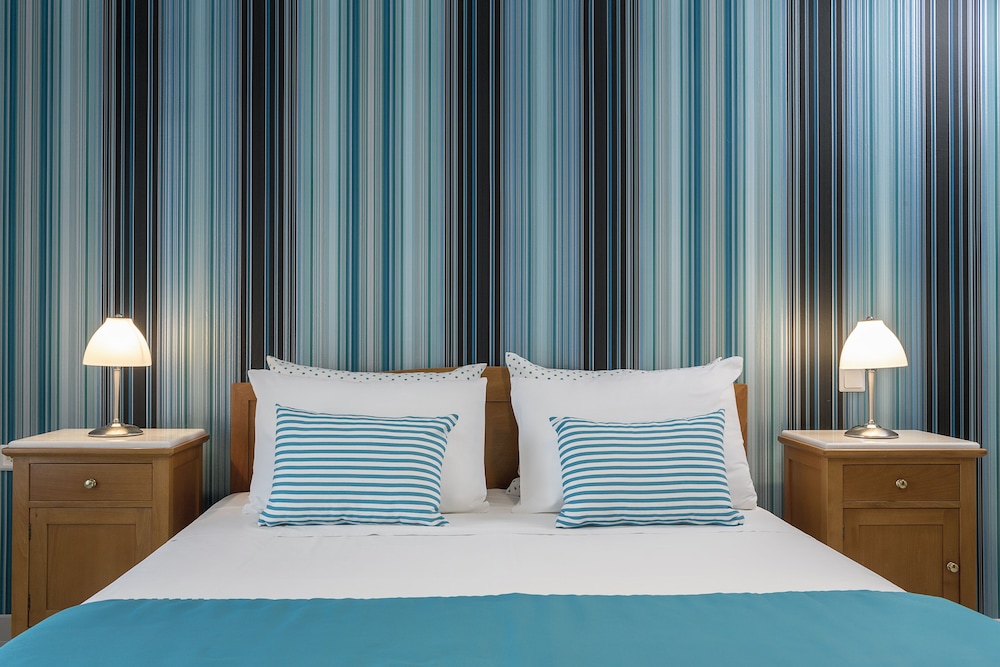 Santellini Hotel — Hotel rooms in Kamari, South Aegean