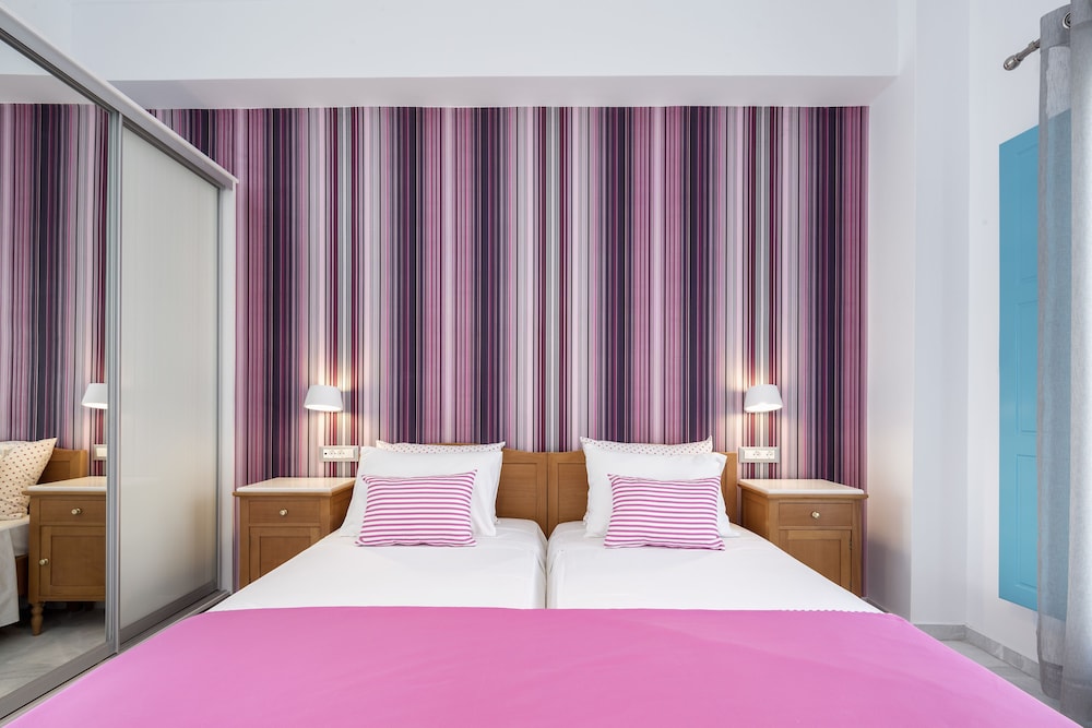 Santellini Hotel — Hotel rooms in Kamari, South Aegean