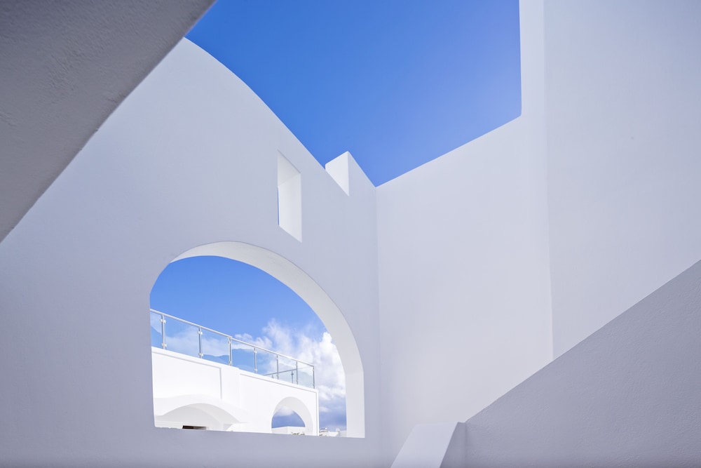 Santellini Hotel — Hotel building in Kamari, South Aegean