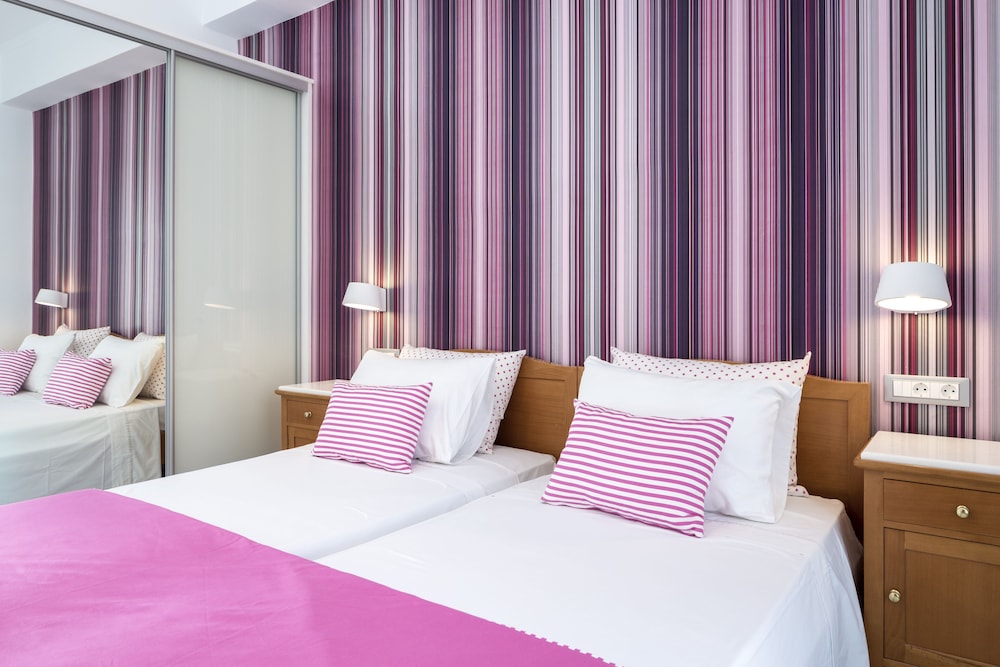 Santellini Hotel — Hotel rooms in Kamari, South Aegean