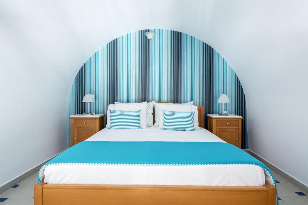 Santellini Hotel — Hotel rooms in Kamari, South Aegean