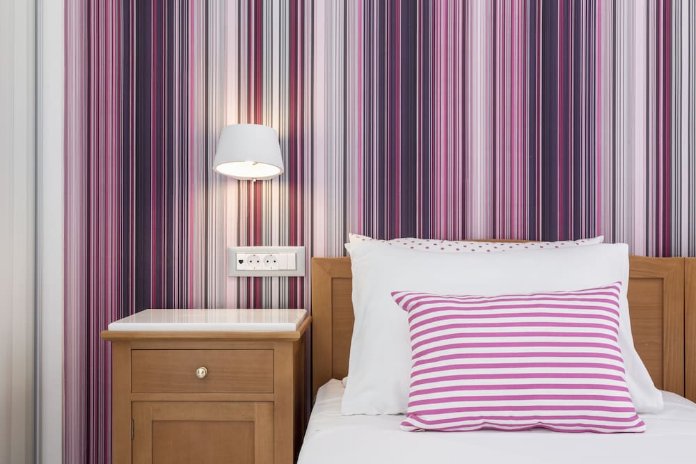 Santellini Hotel — Hotel rooms in Kamari, South Aegean