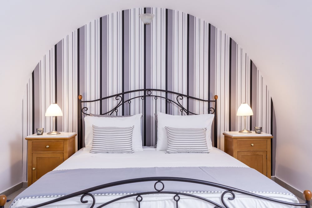 Santellini Hotel — Hotel rooms in Kamari, South Aegean