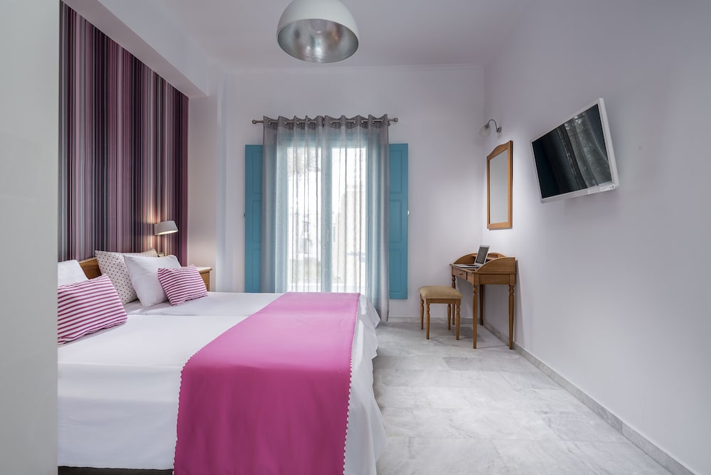 Santellini Hotel — Hotel rooms in Kamari, South Aegean