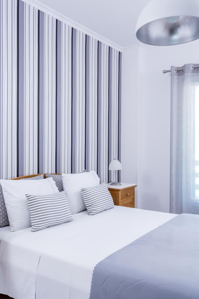 Santellini Hotel — Hotel rooms in Kamari, South Aegean