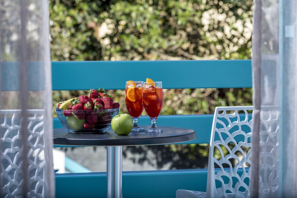 Santellini Hotel — Restaurant & bars in Kamari, South Aegean