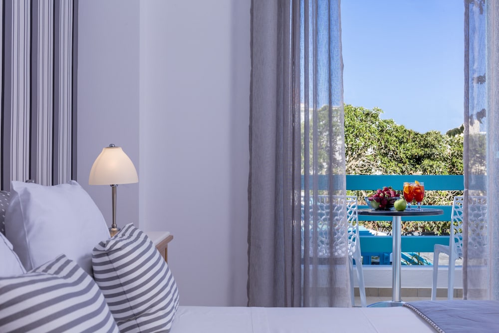 Santellini Hotel — Hotel rooms in Kamari, South Aegean