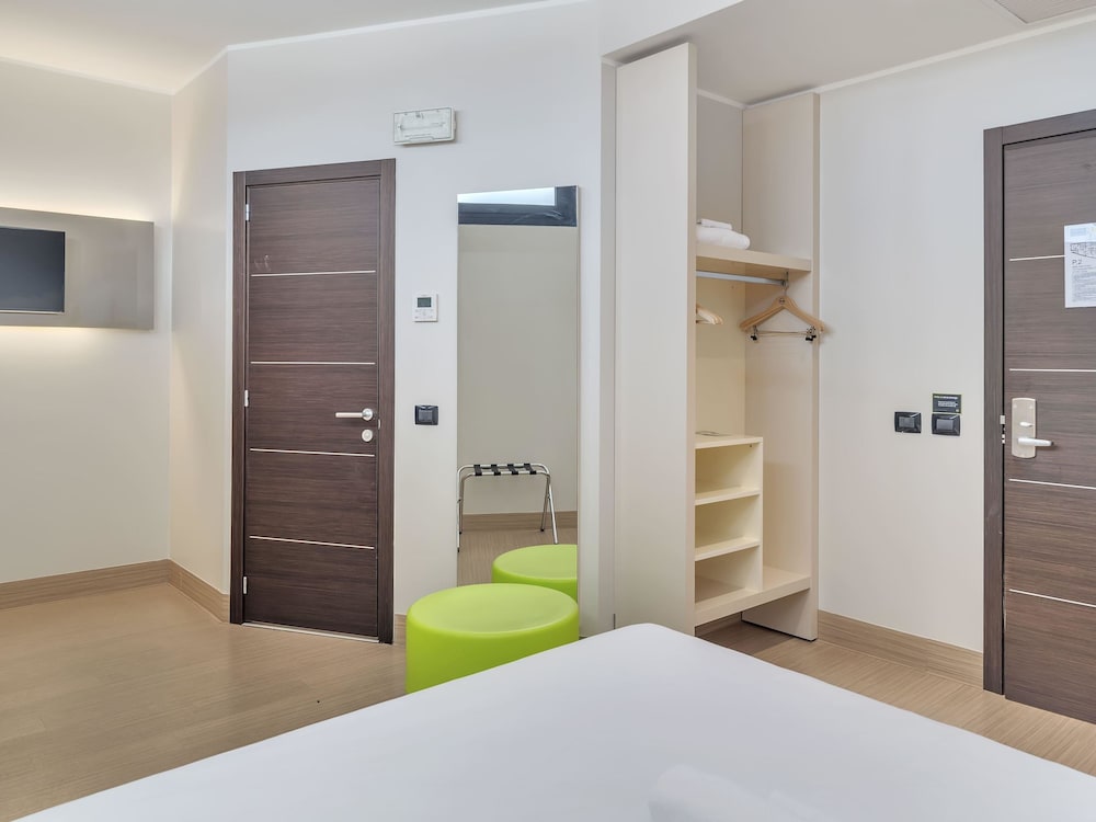 B&B Hotel Como Camerlata — Hotel rooms in Como, Lombardy