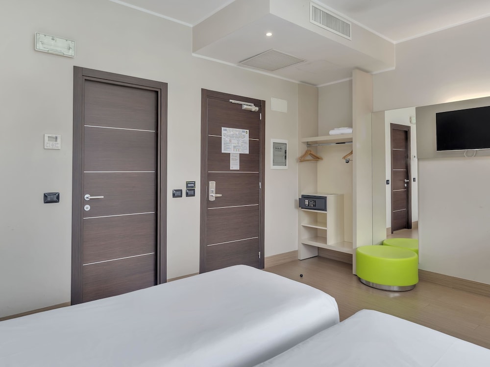 B&B Hotel Como Camerlata — Hotel rooms in Como, Lombardy
