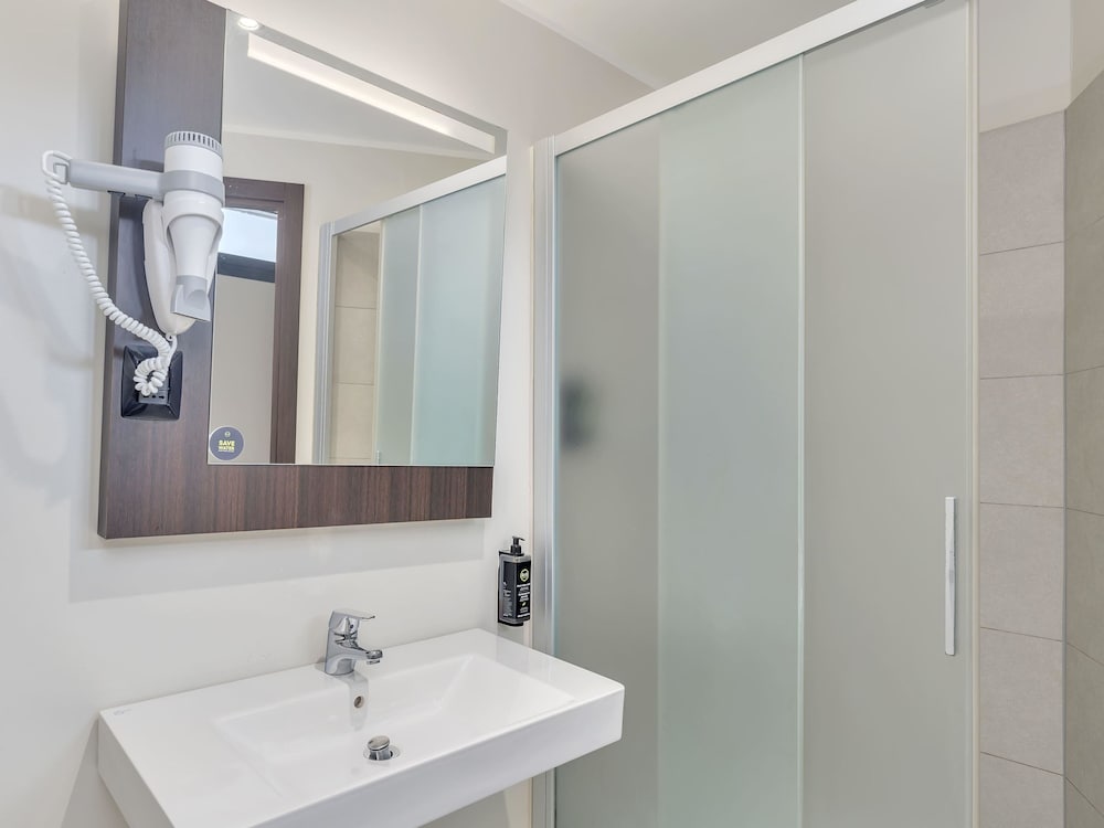 B&B Hotel Como Camerlata — Hotel rooms in Como, Lombardy