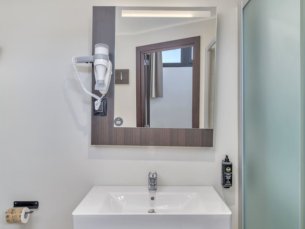 B&B Hotel Como Camerlata — Hotel rooms in Como, Lombardy