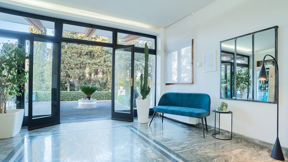 Hotel Boomerang — Hotel building in Rome, Lazio