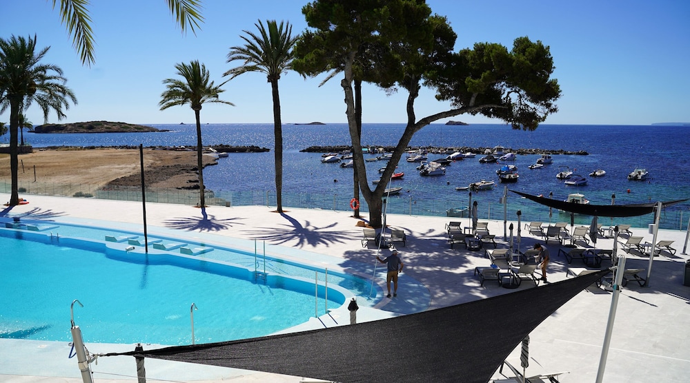 The Ibiza Twiins Hotel — Swimming pool in Playa d'en Bossa, Balearic Islands