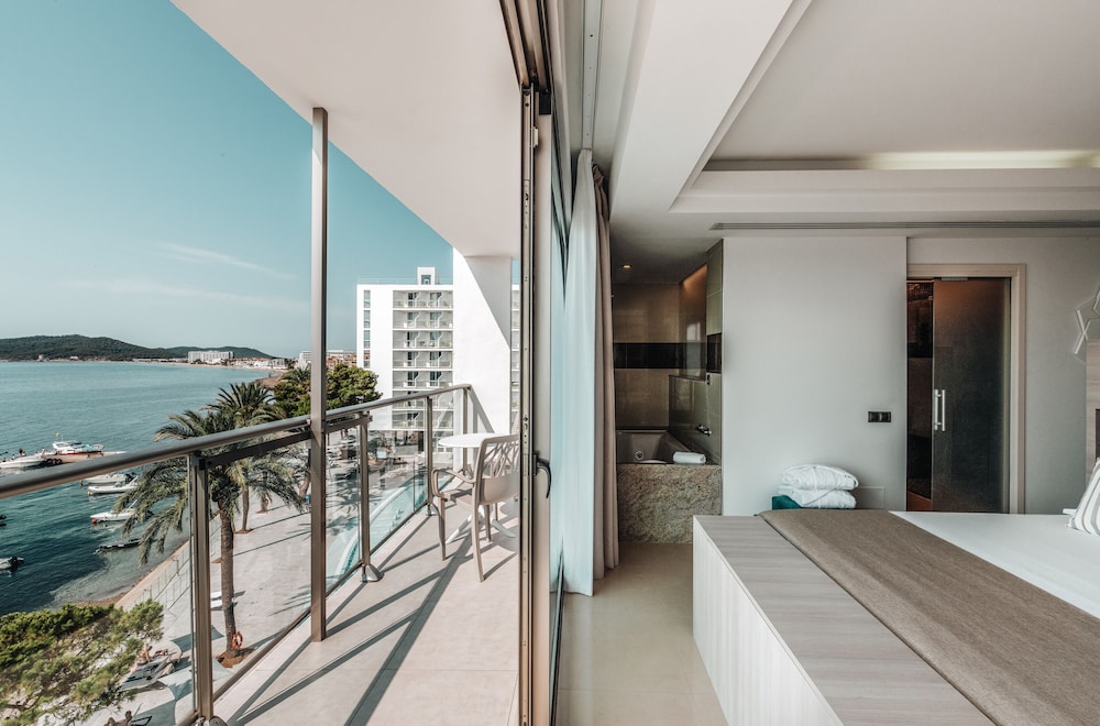 The Ibiza Twiins Hotel — Hotel rooms in Playa d'en Bossa, Balearic Islands