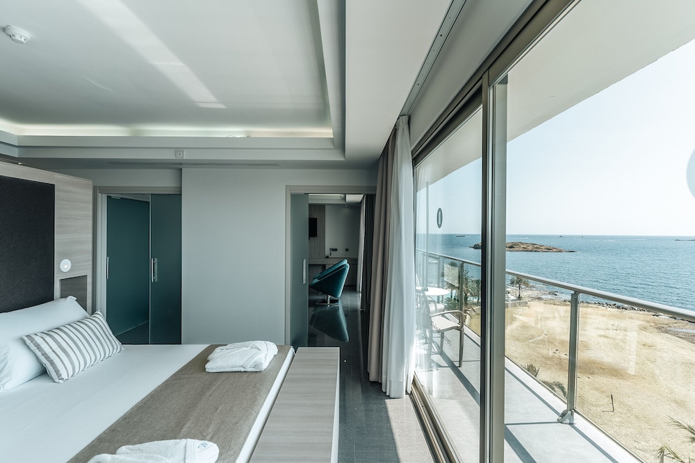 The Ibiza Twiins Hotel — Hotel rooms in Playa d'en Bossa, Balearic Islands