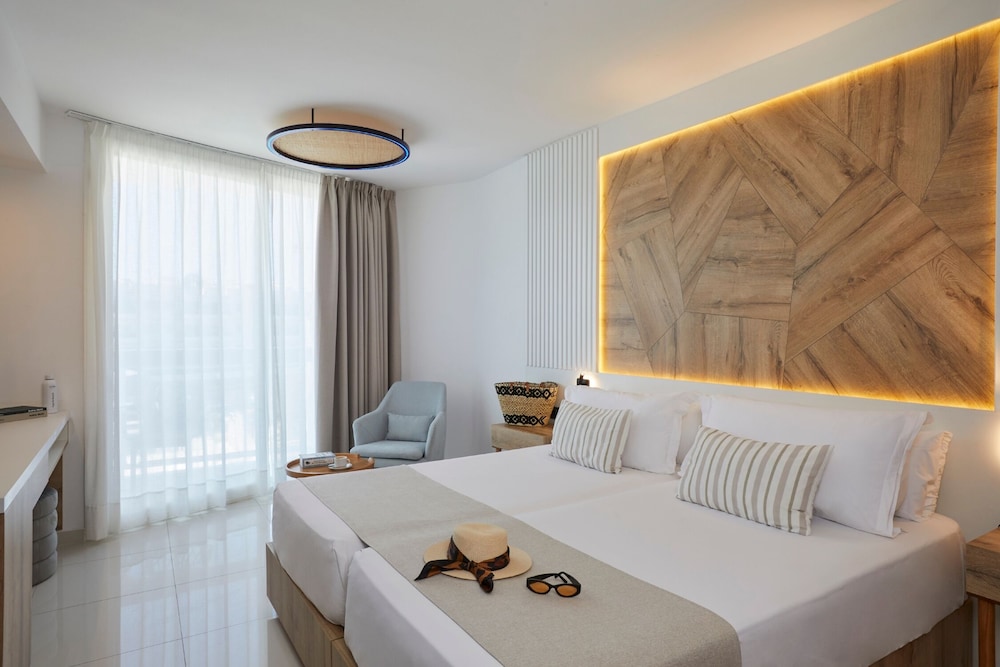 The Ibiza Twiins Hotel — Hotel rooms in Playa d'en Bossa, Balearic Islands