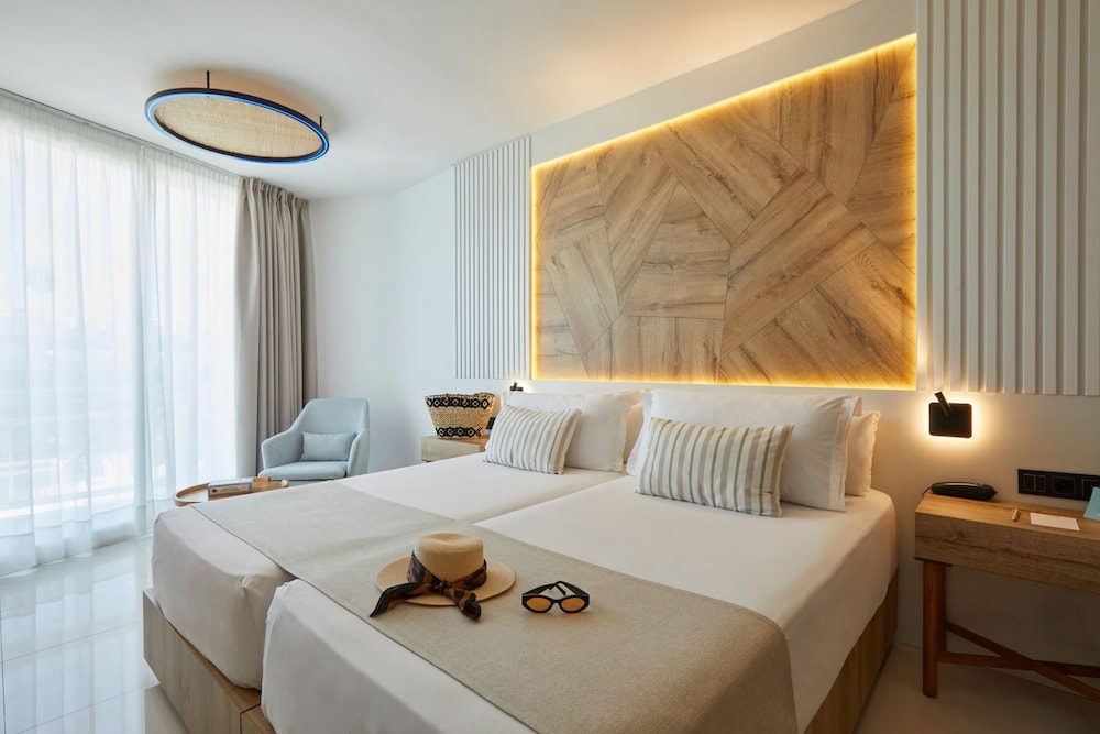 The Ibiza Twiins Hotel — Hotel rooms in Playa d'en Bossa, Balearic Islands