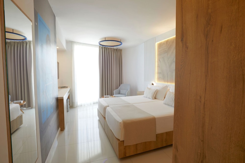 The Ibiza Twiins Hotel — Hotel rooms in Playa d'en Bossa, Balearic Islands