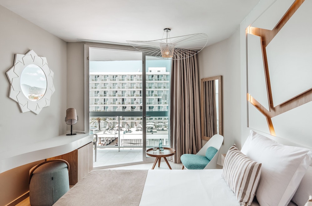 The Ibiza Twiins Hotel — Hotel rooms in Playa d'en Bossa, Balearic Islands