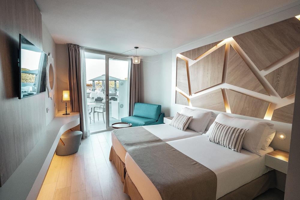 The Ibiza Twiins Hotel — Hotel rooms in Playa d'en Bossa, Balearic Islands