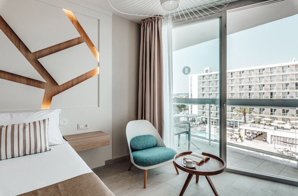 The Ibiza Twiins Hotel — Hotel rooms in Playa d'en Bossa, Balearic Islands