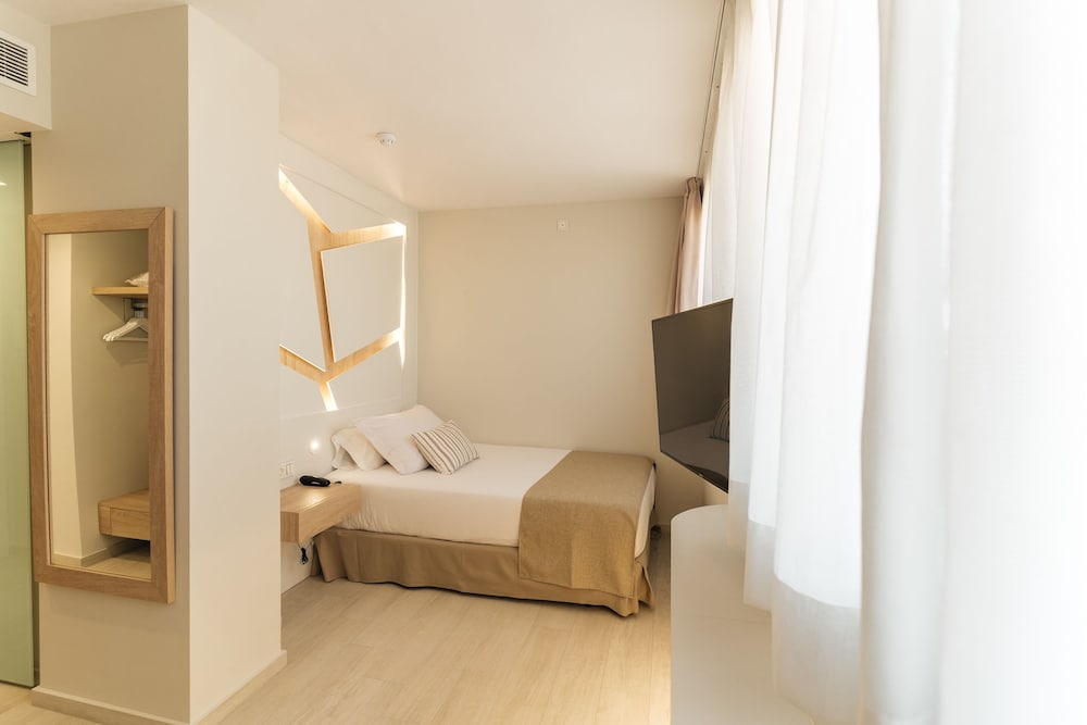 The Ibiza Twiins Hotel — Hotel rooms in Playa d'en Bossa, Balearic Islands