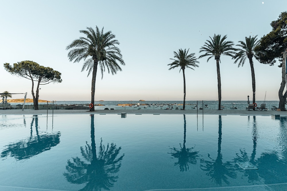 The Ibiza Twiins Hotel — Swimming pool in Playa d'en Bossa, Balearic Islands