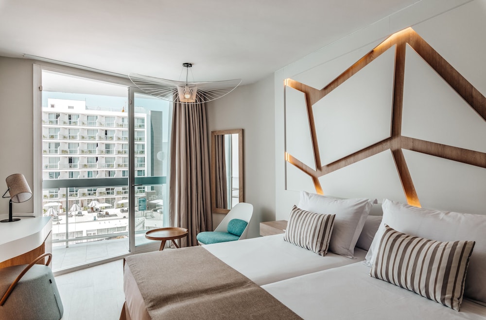The Ibiza Twiins Hotel — Hotel rooms in Playa d'en Bossa, Balearic Islands