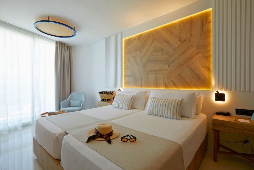 The Ibiza Twiins Hotel — Hotel rooms in Playa d'en Bossa, Balearic Islands