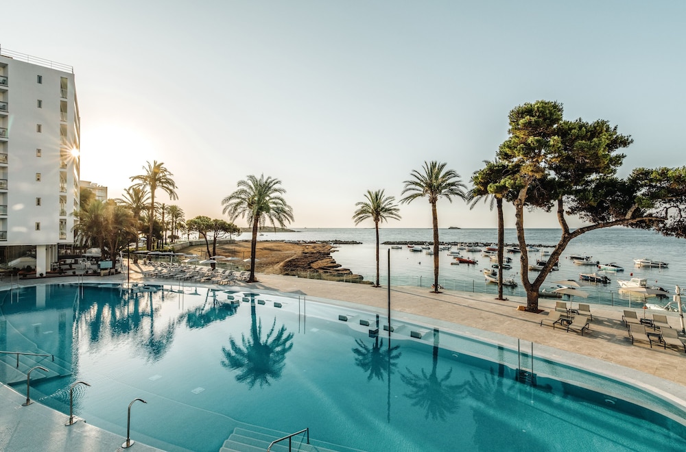 The Ibiza Twiins Hotel — Swimming pool in Playa d'en Bossa, Balearic Islands