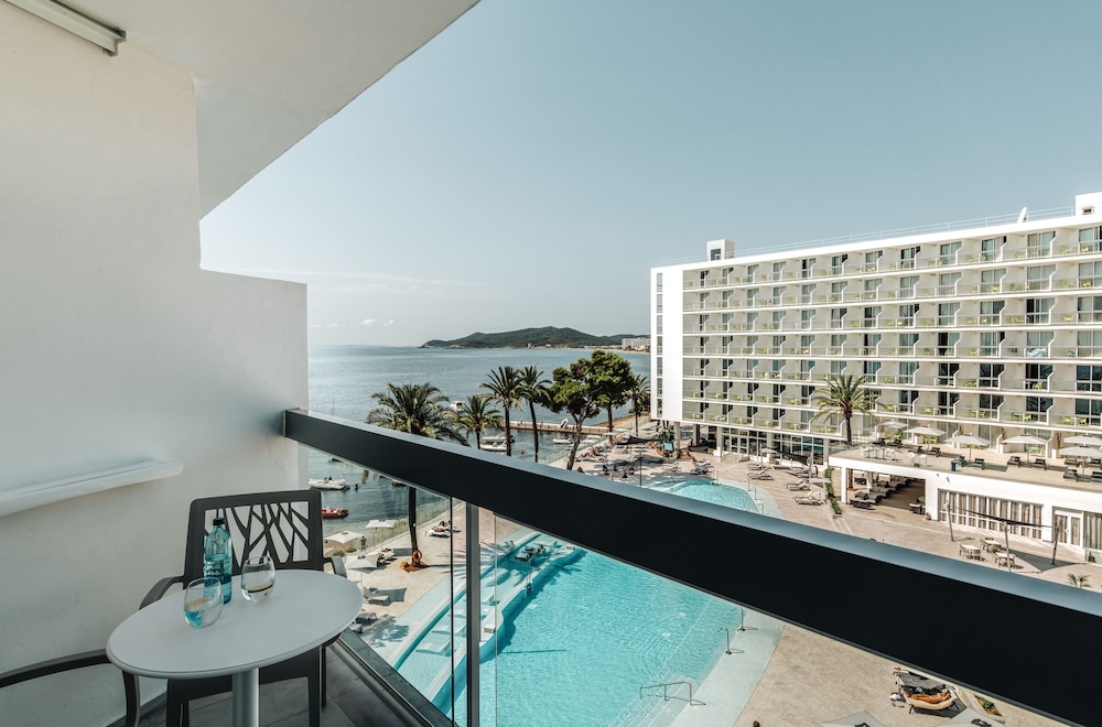 The Ibiza Twiins Hotel — Hotel building in Playa d'en Bossa, Balearic Islands