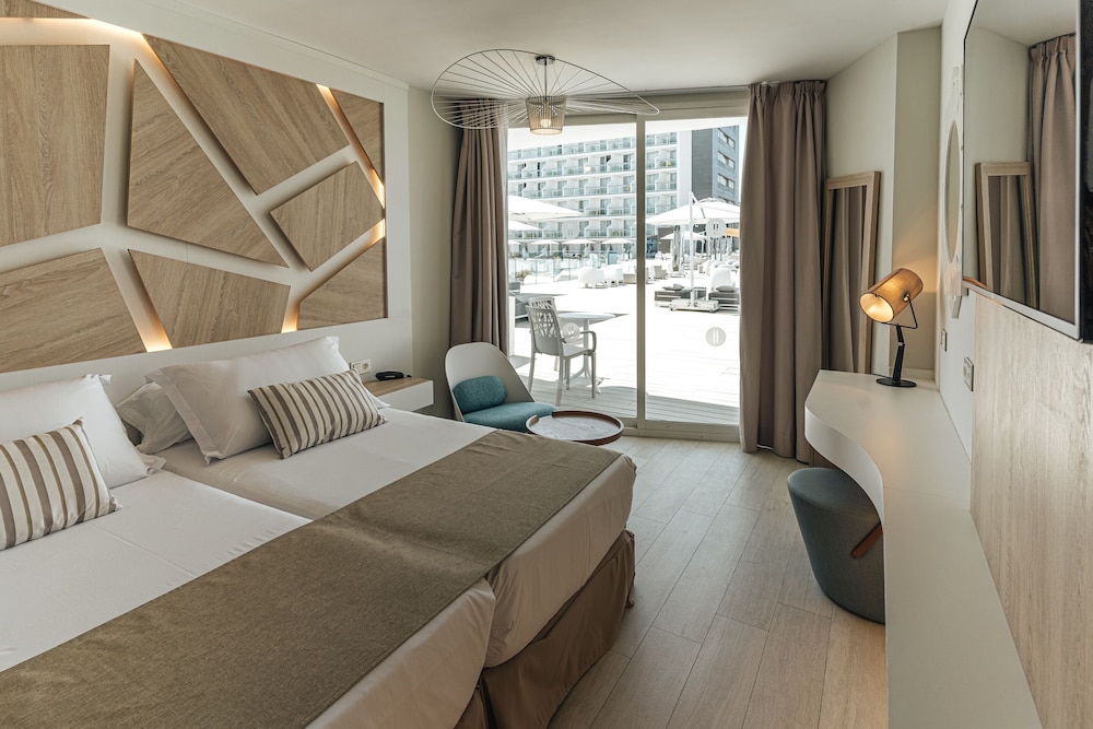 The Ibiza Twiins Hotel — Hotel rooms in Playa d'en Bossa, Balearic Islands