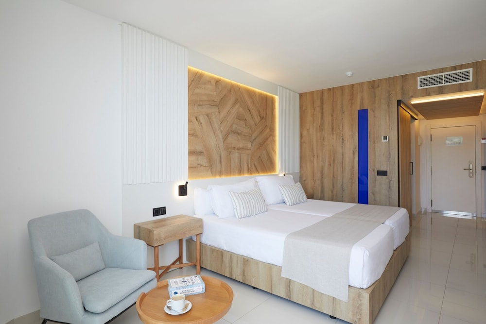 The Ibiza Twiins Hotel — Hotel rooms in Playa d'en Bossa, Balearic Islands