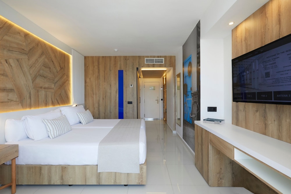The Ibiza Twiins Hotel — Hotel rooms in Playa d'en Bossa, Balearic Islands